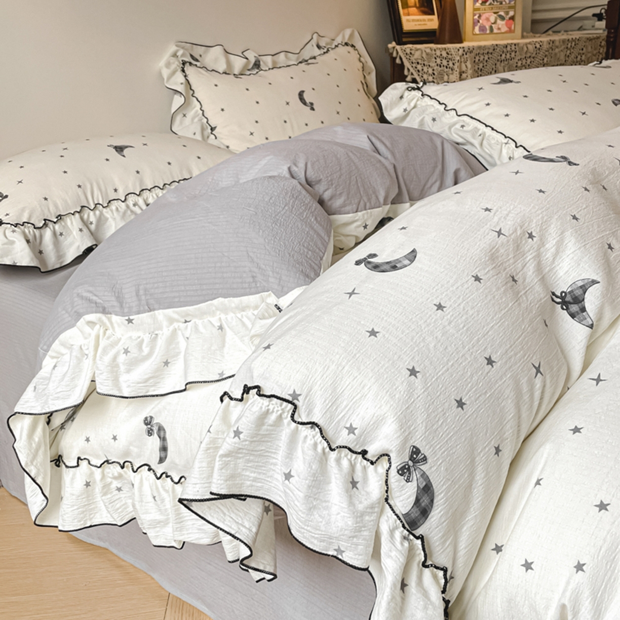 91家纺网 家纺一手货源 找家纺 柒月家居 2026新款法式赫本皱皱纱花边四件套 玛卡巴卡