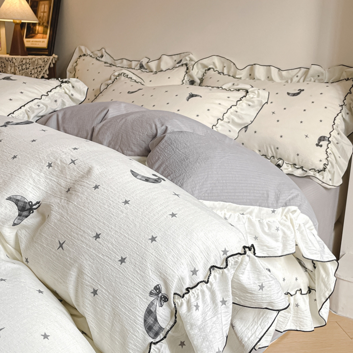 91家纺网 家纺一手货源 找家纺 柒月家居 2026新款法式赫本皱皱纱花边四件套 玛卡巴卡