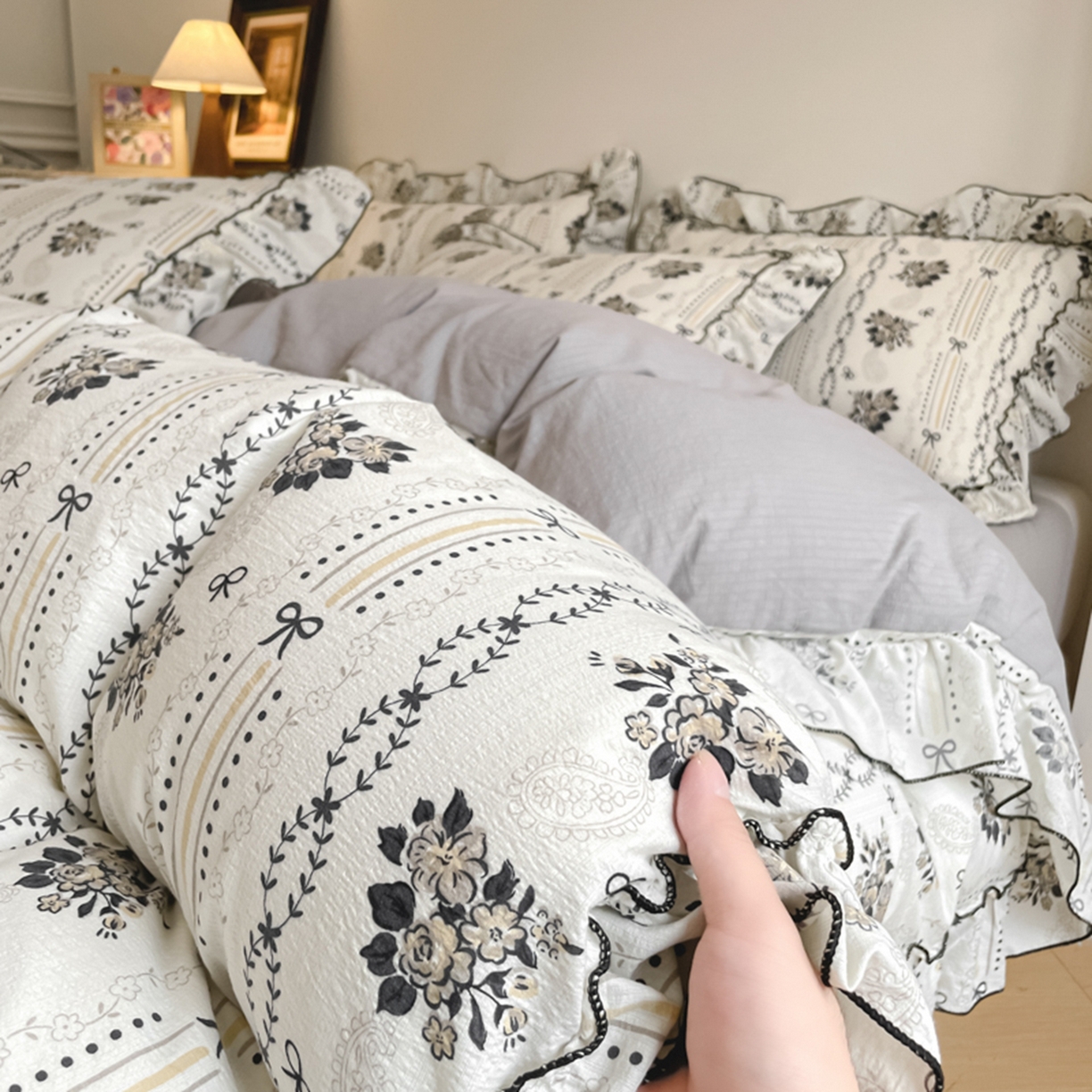 91家纺网 家纺一手货源 找家纺 柒月家居 2026新款法式赫本皱皱纱花边四件套 弥花集