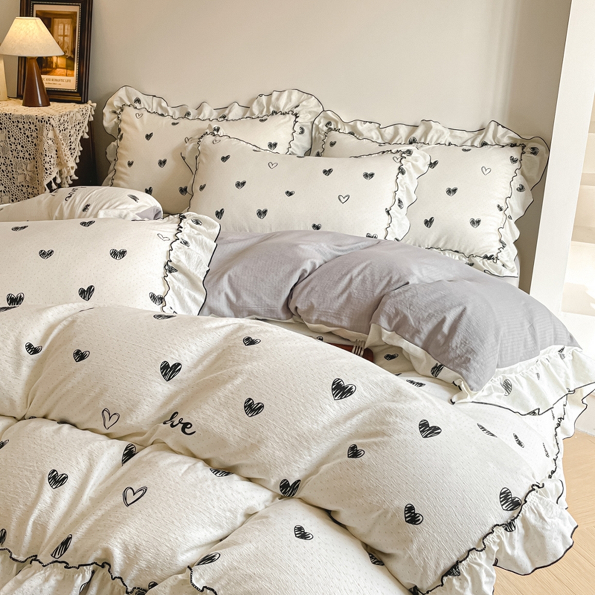 91家纺网 家纺一手货源 找家纺 柒月家居 2026新款法式赫本皱皱纱花边四件套 心心相印