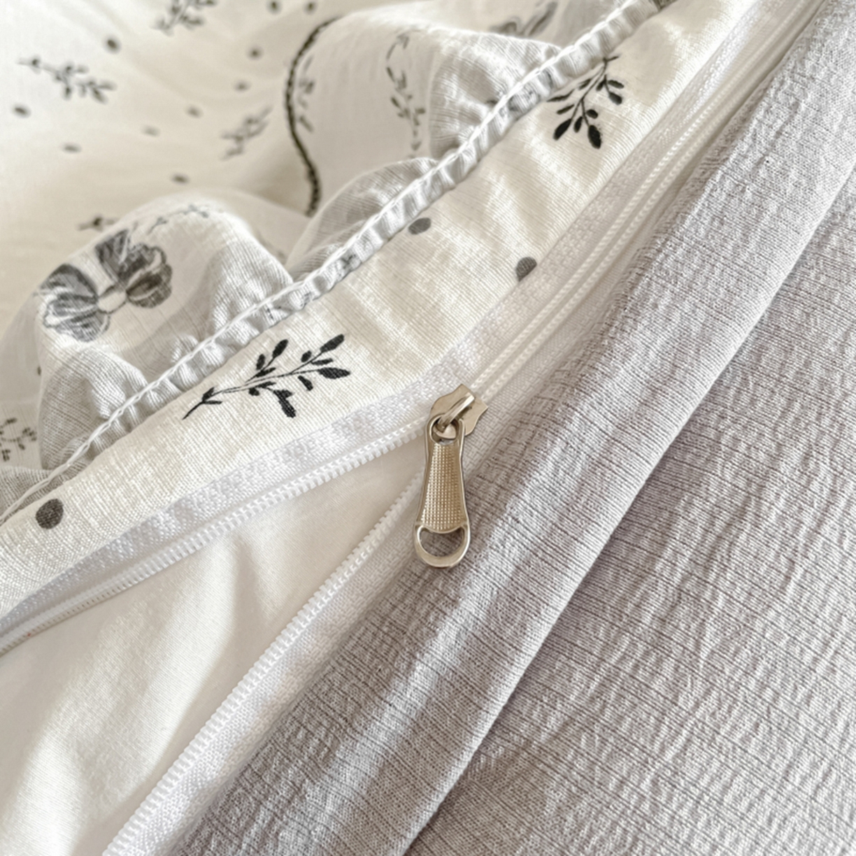 91家纺网 家纺一手货源 找家纺 柒月家居 2026新款法式赫本皱皱纱花边四件套 挽花