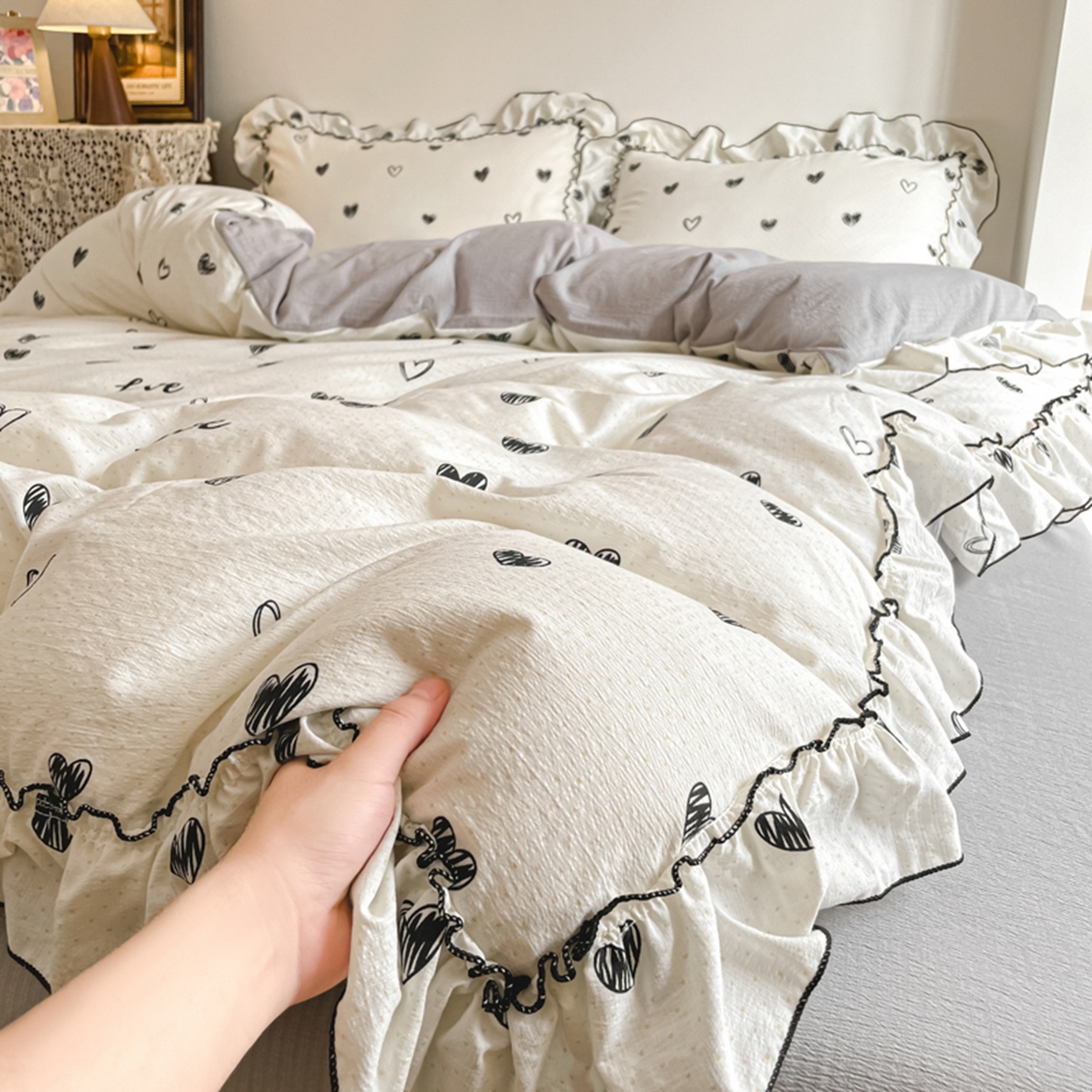 91家纺网 家纺一手货源 找家纺 柒月家居 2026新款法式赫本皱皱纱花边四件套 心心相印