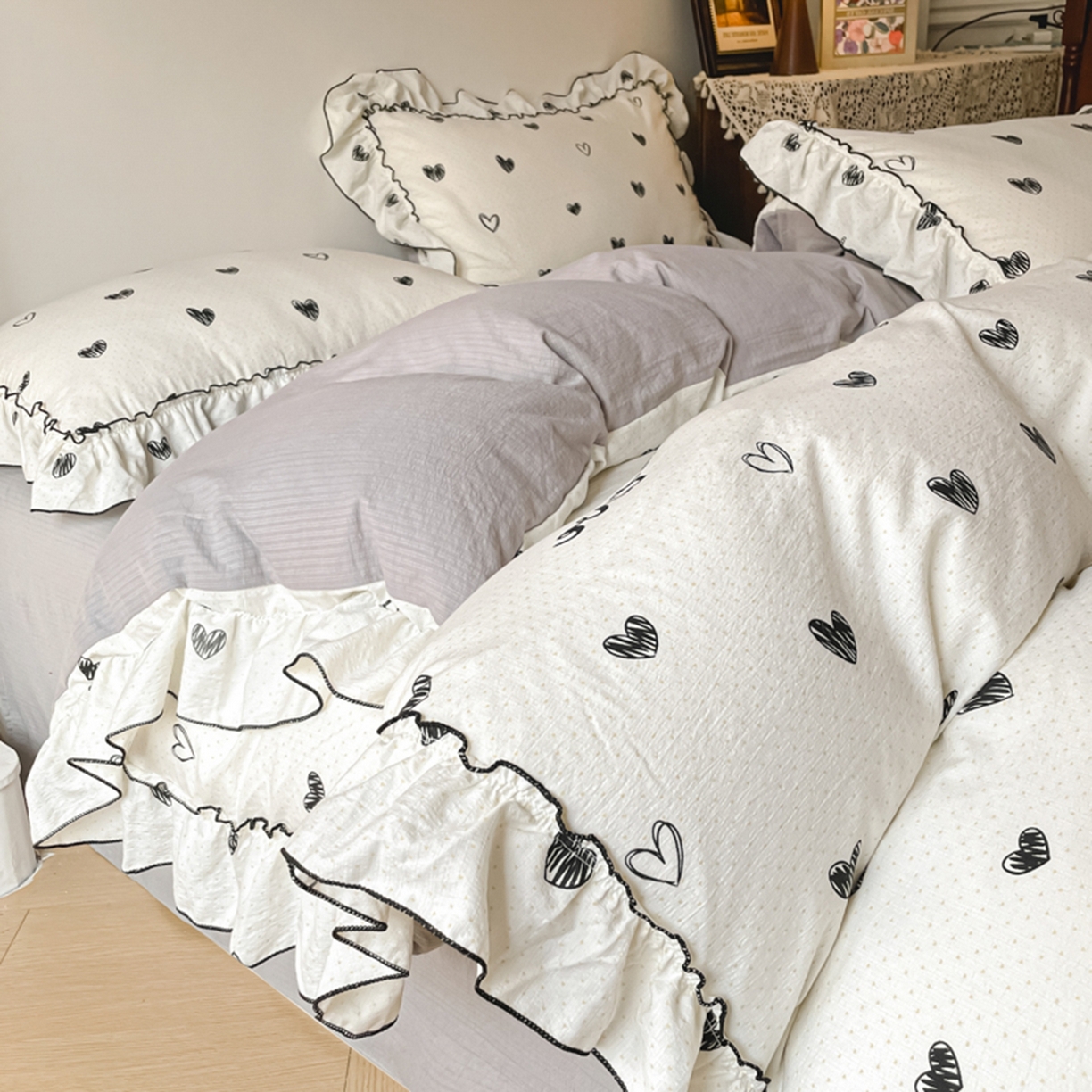 91家纺网 家纺一手货源 找家纺 柒月家居 2026新款法式赫本皱皱纱花边四件套 心心相印