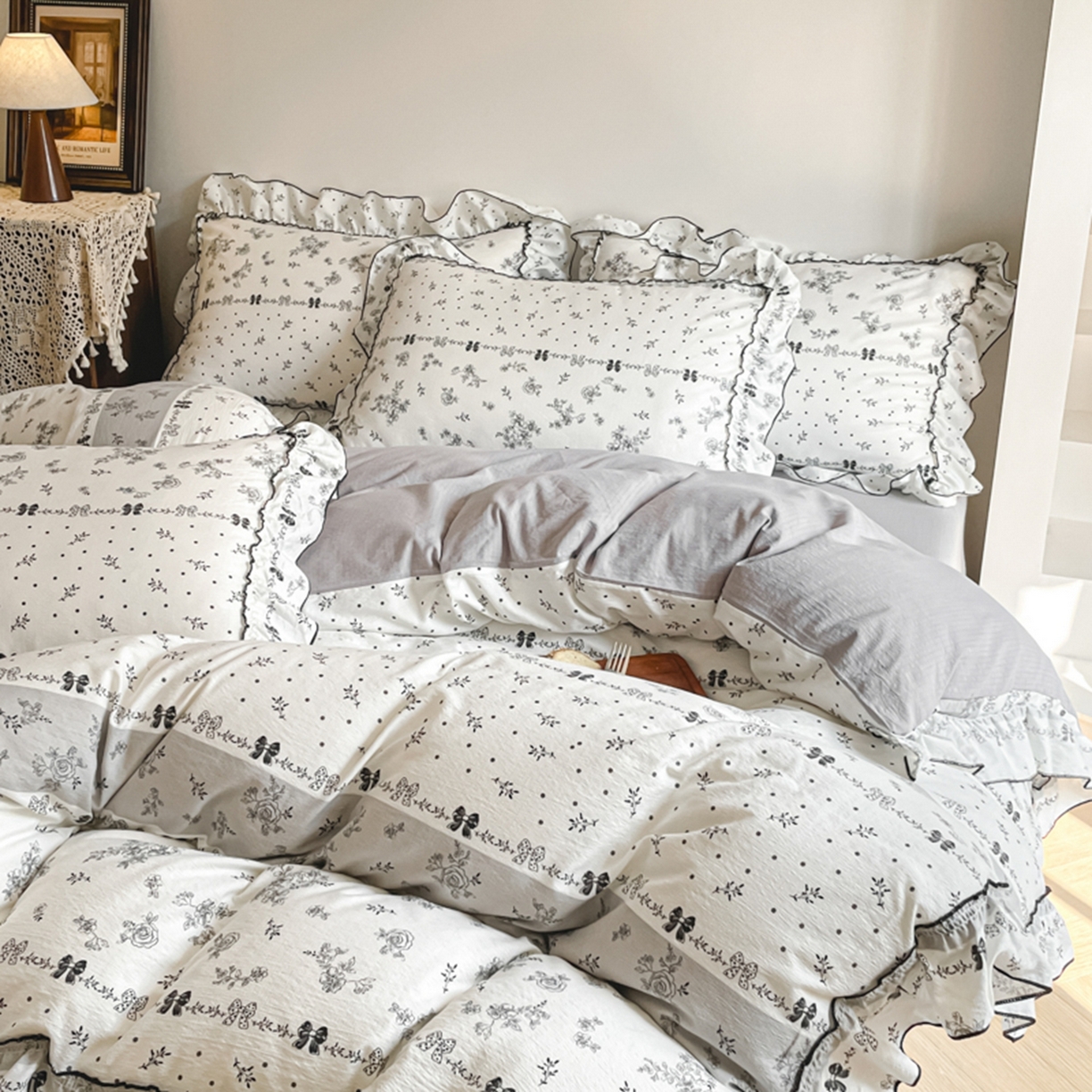 91家纺网 家纺一手货源 找家纺 柒月家居 2026新款法式赫本皱皱纱花边四件套 挽花