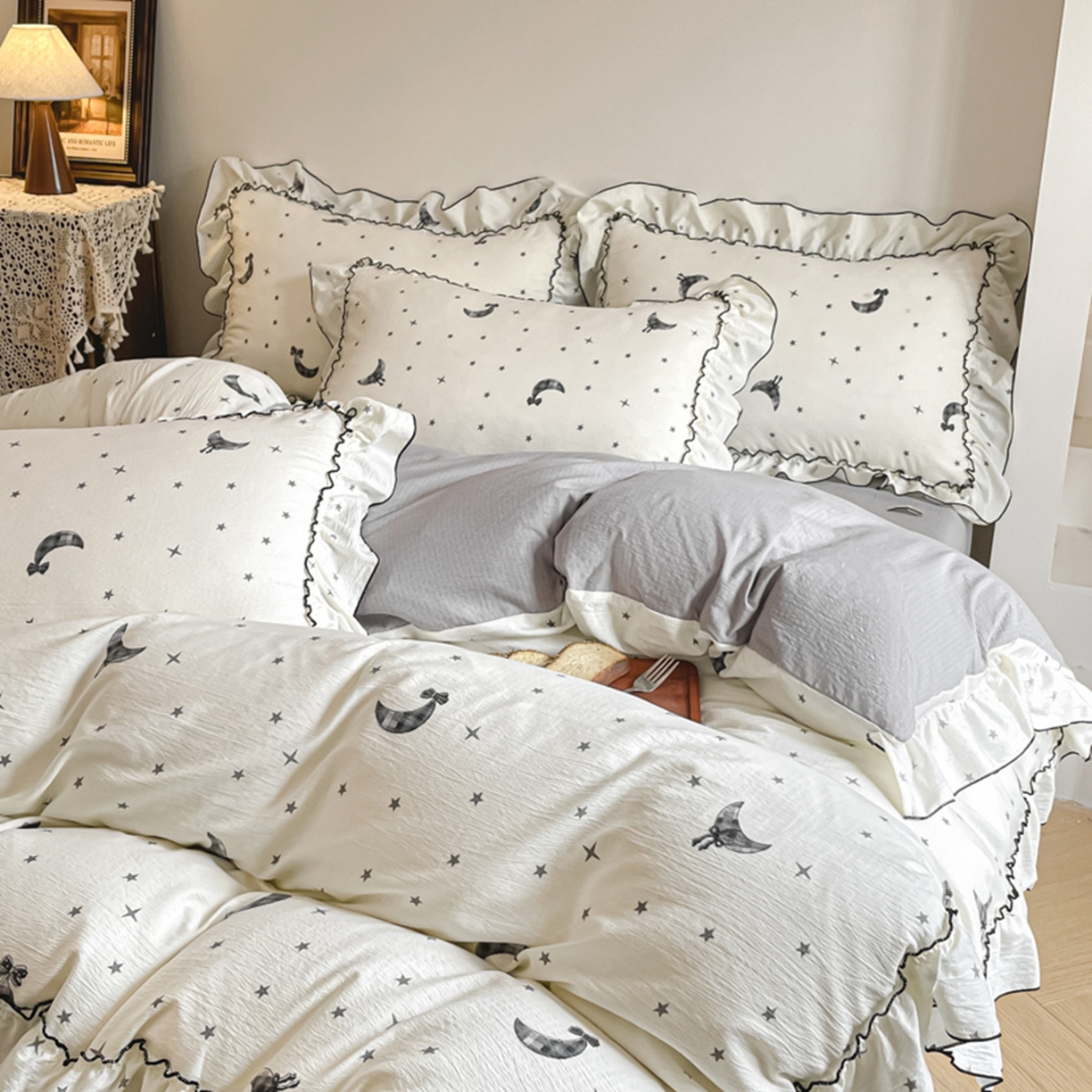 91家纺网 家纺一手货源 找家纺 柒月家居 2026新款法式赫本皱皱纱花边四件套 玛卡巴卡