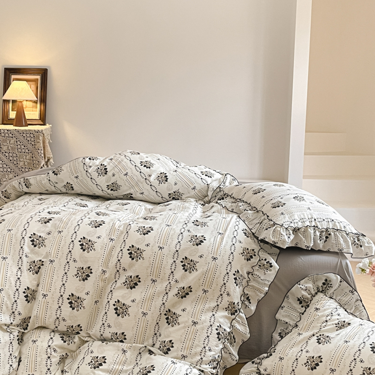 91家纺网 家纺一手货源 找家纺 柒月家居 2026新款法式赫本皱皱纱花边四件套 弥花集