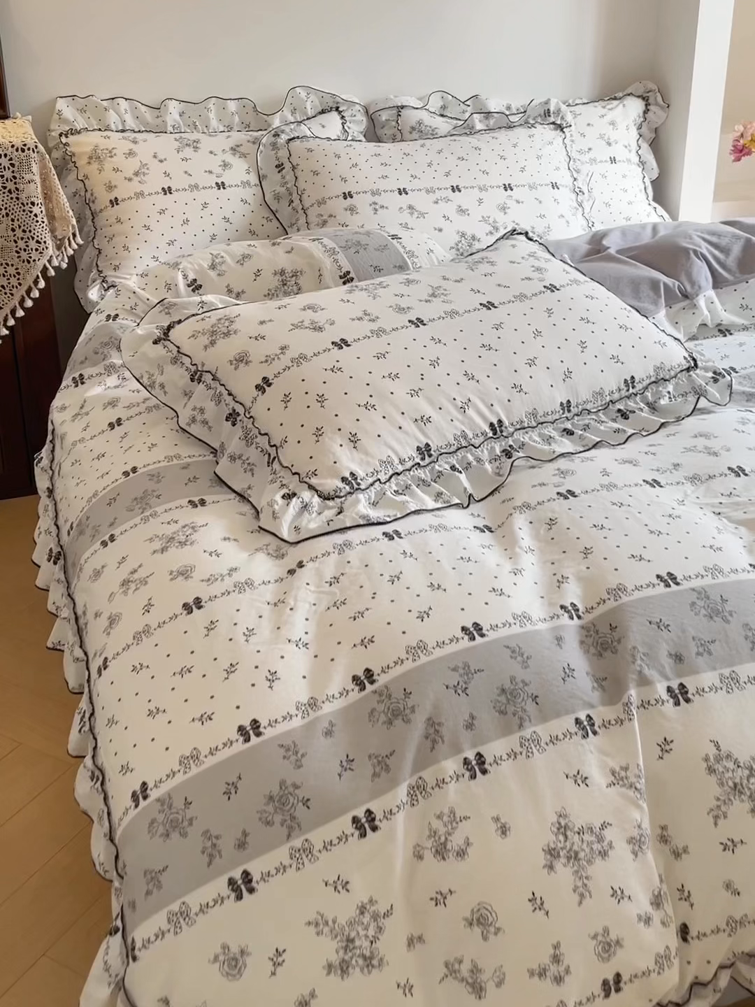 91家纺网 家纺一手货源 找家纺 柒月家居 2026新款法式赫本皱皱纱花边四件套 挽花