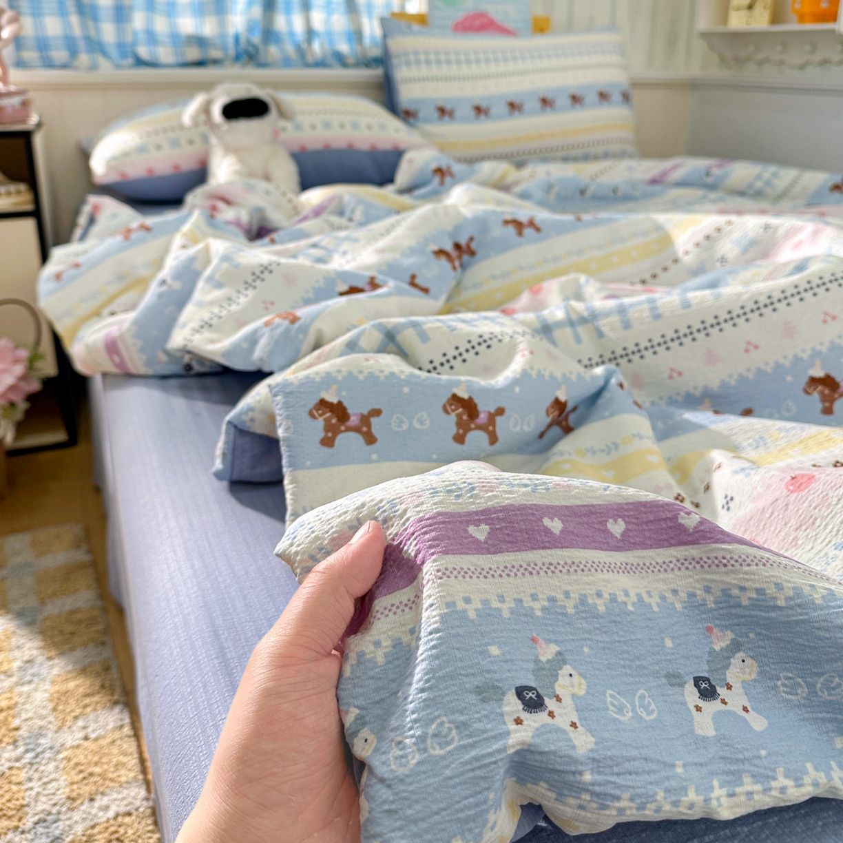 91家纺网 家纺一手货源 找家纺 N先生+V 13814689556 发大图/买家秀 2026春夏新款A类泡芙双层纱夏被系列夏凉被空调被 旋转木马（夏被）