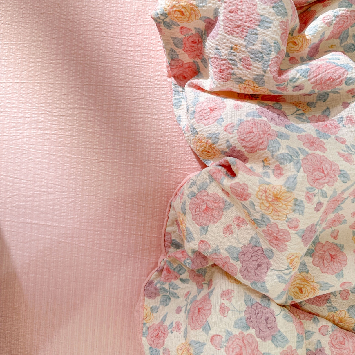 91家纺网 家纺一手货源 找家纺 N先生+V 13814689556 发大图/买家秀 2026春夏新款A类泡芙双层纱夏被系列夏凉被空调被 春风里(夏被）