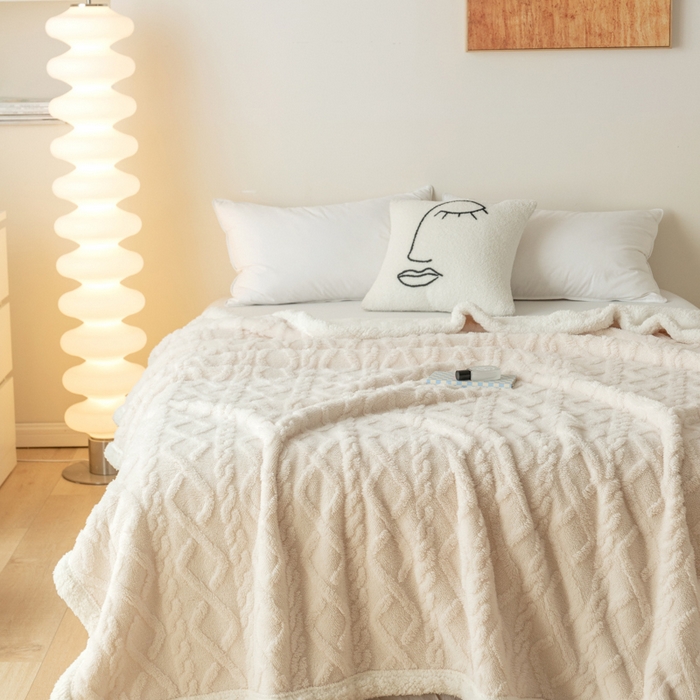 91家纺网 家纺一手货源 找家纺 优雅星家纺 2026直播热款高克重双面绒塔芙绒羊羔绒复合提花毯子毛毯盖毯 米白色