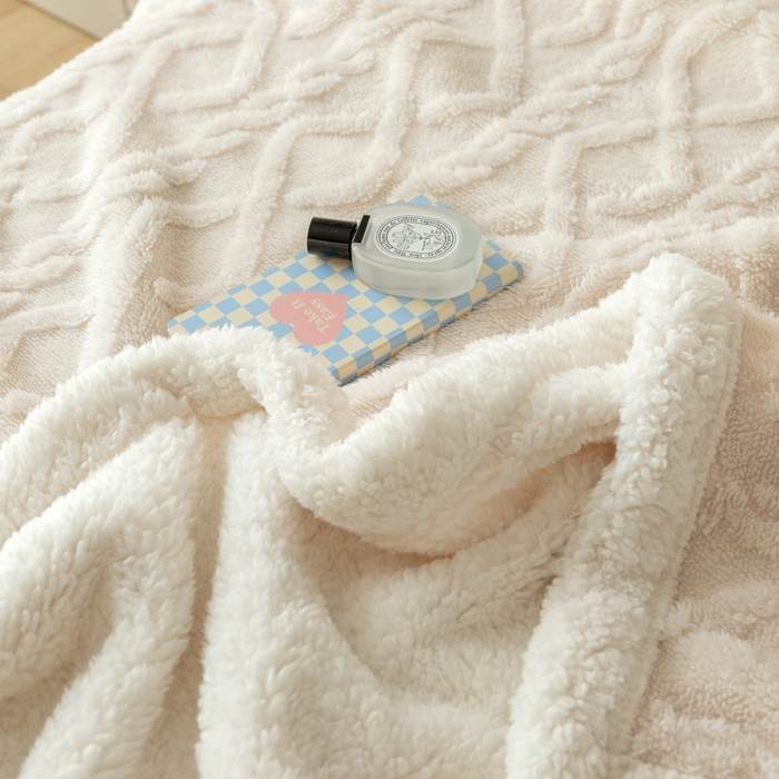 91家纺网 家纺一手货源 找家纺 优雅星家纺 2026直播热款高克重双面绒塔芙绒羊羔绒复合提花毯子毛毯盖毯 米白色