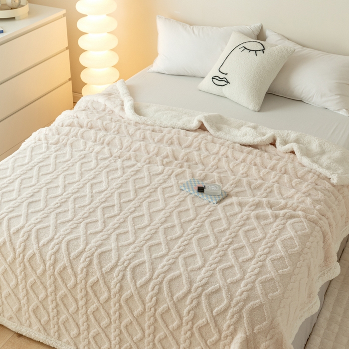 91家纺网 家纺一手货源 找家纺 优雅星家纺 2026直播热款高克重双面绒塔芙绒羊羔绒复合提花毯子毛毯盖毯 米白色