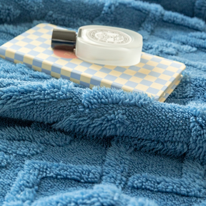 91家纺网 家纺一手货源 找家纺 优雅星家纺 2026直播热款高克重双面绒塔芙绒羊羔绒复合提花毯子毛毯盖毯 宝石蓝