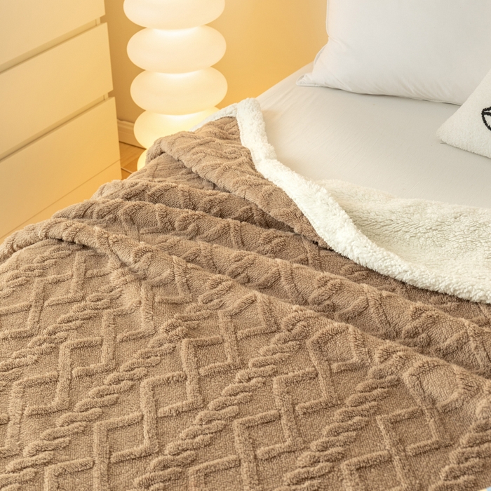 91家纺网 家纺一手货源 找家纺 优雅星家纺 2026直播热款高克重双面绒塔芙绒羊羔绒复合提花毯子毛毯盖毯 咖啡色