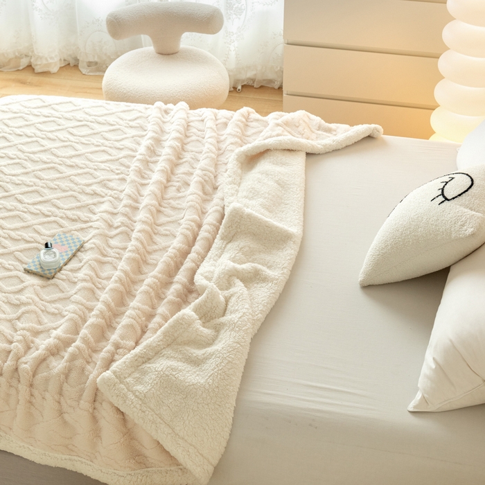 91家纺网 家纺一手货源 找家纺 优雅星家纺 2026直播热款高克重双面绒塔芙绒羊羔绒复合提花毯子毛毯盖毯 米白色