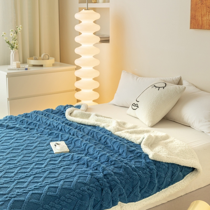 91家纺网 家纺一手货源 找家纺 优雅星家纺 2026直播热款高克重双面绒塔芙绒羊羔绒复合提花毯子毛毯盖毯 宝石蓝