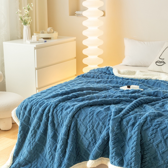 91家纺网 家纺一手货源 找家纺 优雅星家纺 2026直播热款高克重双面绒塔芙绒羊羔绒复合提花毯子毛毯盖毯 宝石蓝