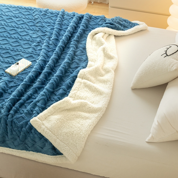 91家纺网 家纺一手货源 找家纺 优雅星家纺 2026直播热款高克重双面绒塔芙绒羊羔绒复合提花毯子毛毯盖毯 宝石蓝