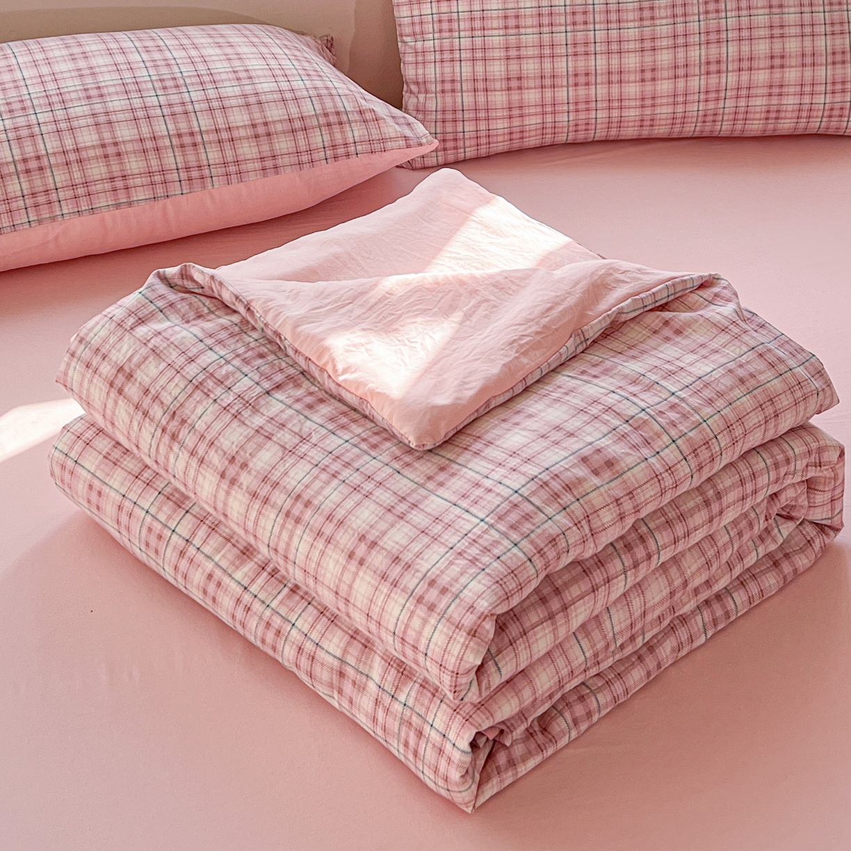 91家纺网 家纺一手货源 找家纺 纽缦家纺 2026新款水洗棉简约格子风夏被 半夏-粉