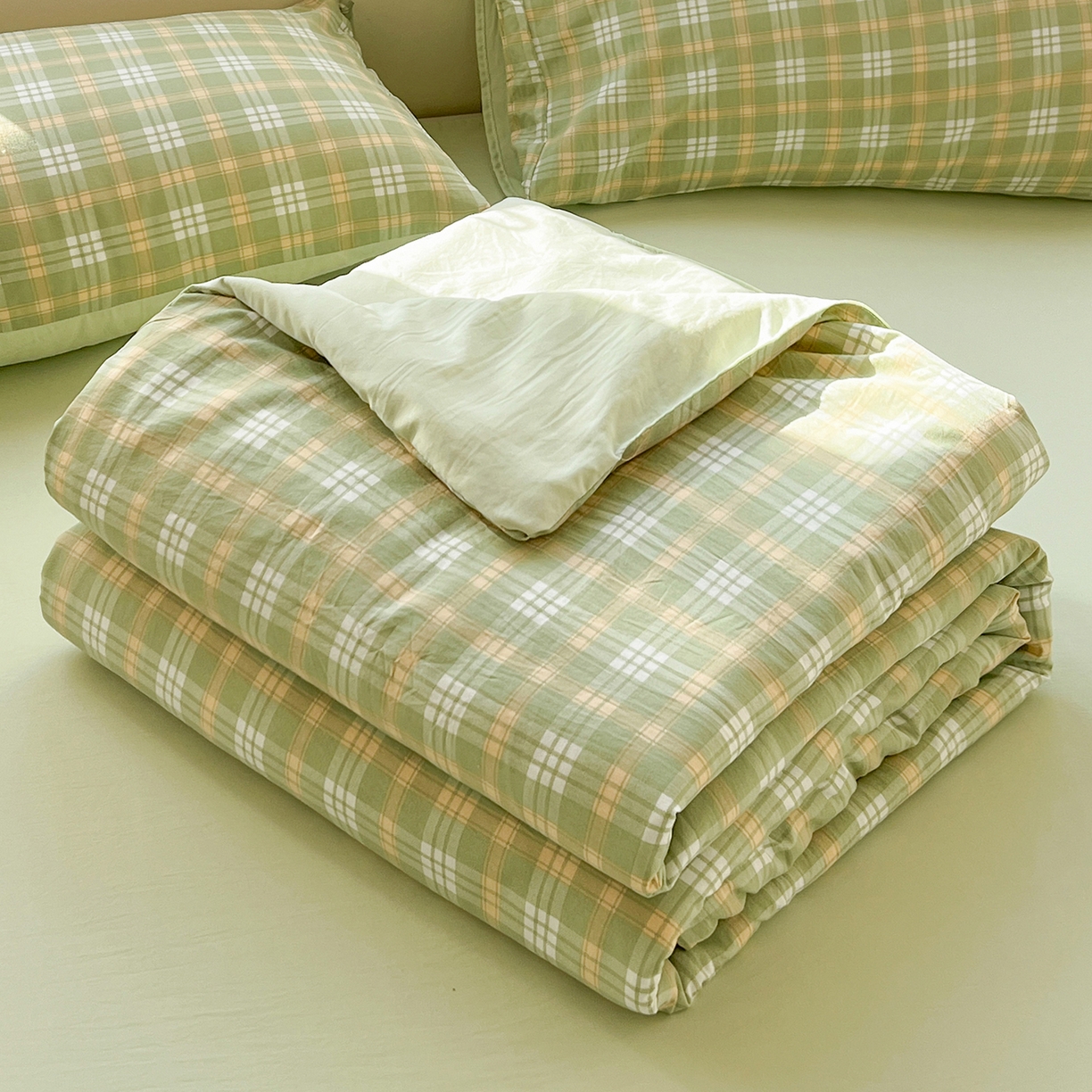 91家纺网 家纺一手货源 找家纺 纽缦家纺 2026新款水洗棉简约格子风夏被 朱颜-绿