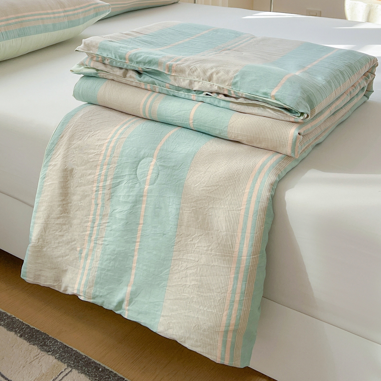 91家纺网 家纺一手货源 找家纺 纽缦家纺 2026新款水洗棉简约格子风夏被 淡香-绿