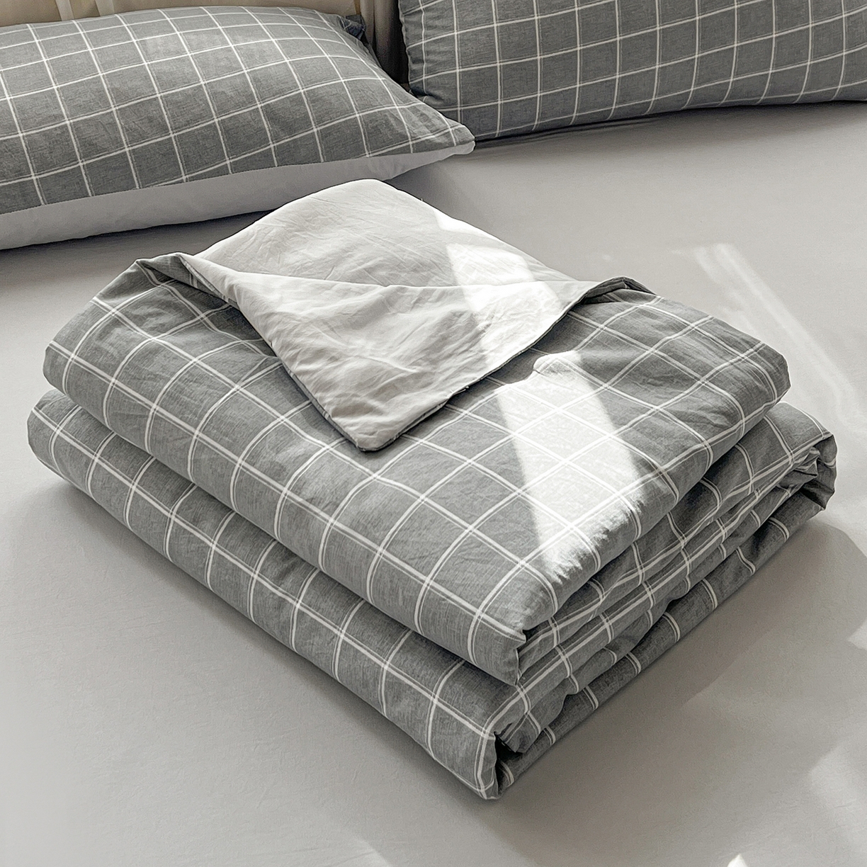 91家纺网 家纺一手货源 找家纺 纽缦家纺 2026新款水洗棉简约格子风夏被 弦韵-灰