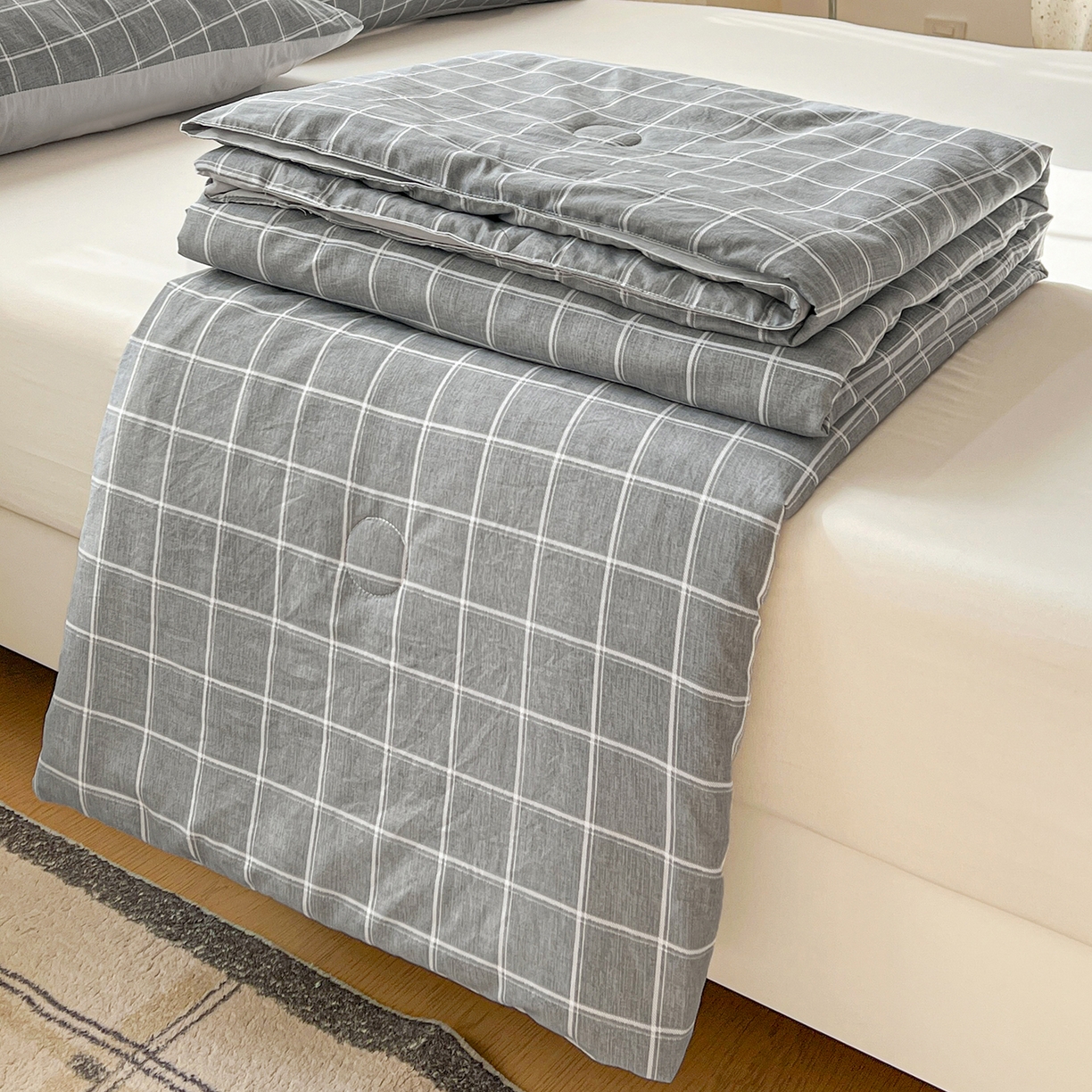91家纺网 家纺一手货源 找家纺 纽缦家纺 2026新款水洗棉简约格子风夏被 弦韵-灰