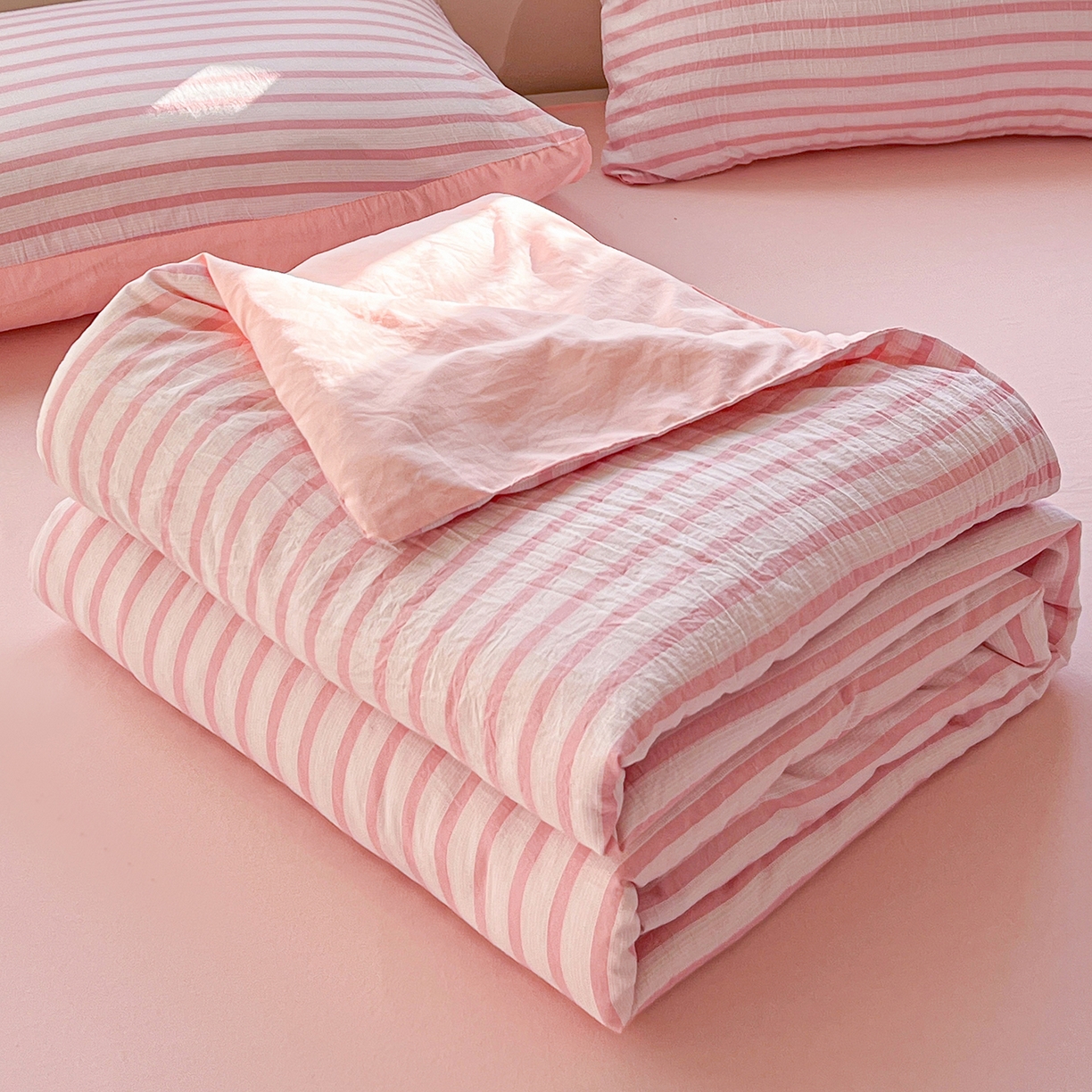 91家纺网 家纺一手货源 找家纺 纽缦家纺 2026新款水洗棉简约格子风夏被 爱慕-粉