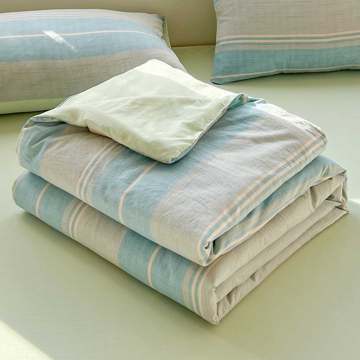 91家纺网 家纺一手货源 找家纺 纽缦家纺 2026新款水洗棉简约格子风夏被 淡香-兰