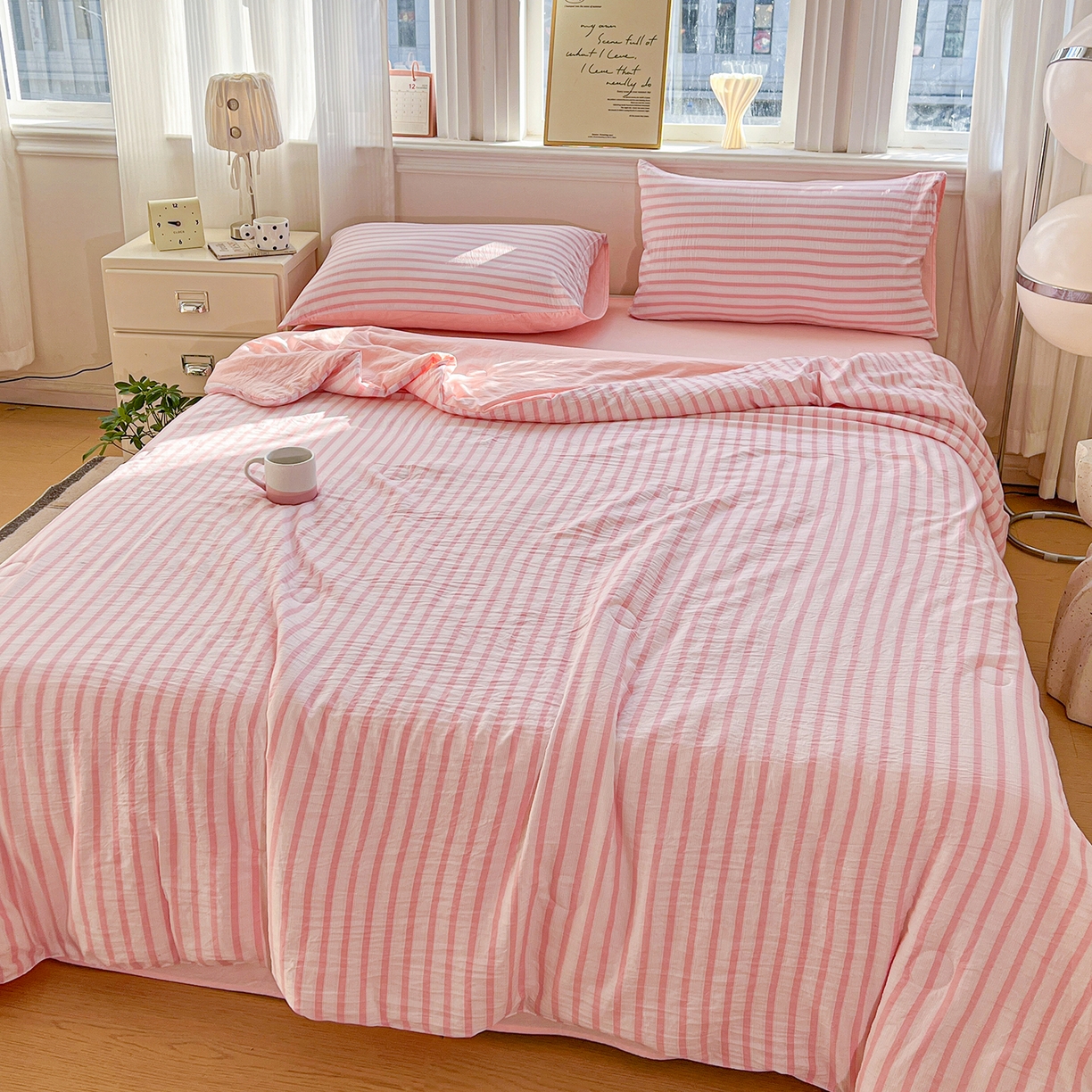 91家纺网 家纺一手货源 找家纺 纽缦家纺 2026新款水洗棉简约格子风夏被 爱慕-粉