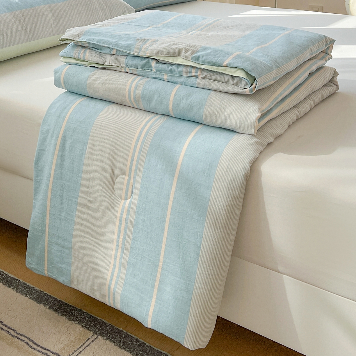 91家纺网 家纺一手货源 找家纺 纽缦家纺 2026新款水洗棉简约格子风夏被 淡香-兰