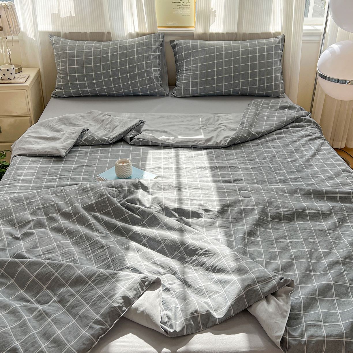 91家纺网 家纺一手货源 找家纺 纽缦家纺 2026新款水洗棉简约格子风夏被 弦韵-灰