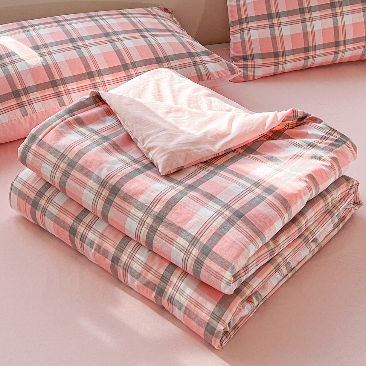 91家纺网 家纺一手货源 找家纺 纽缦家纺 2026新款水洗棉简约格子风夏被 简意-粉