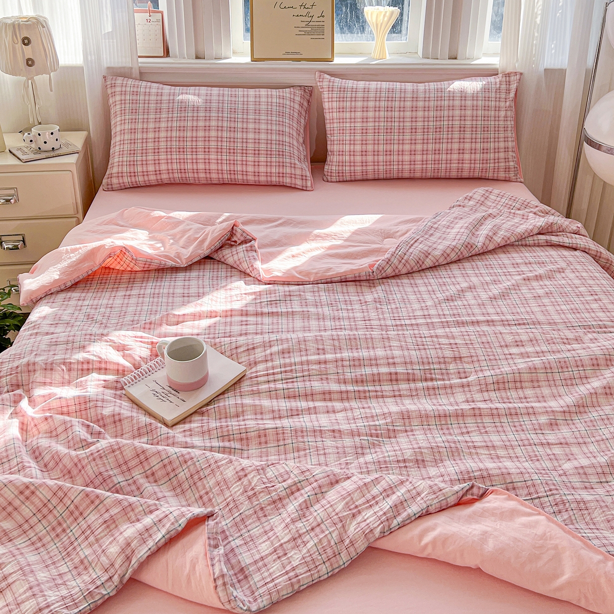 91家纺网 家纺一手货源 找家纺 纽缦家纺 2026新款水洗棉简约格子风夏被 半夏-粉