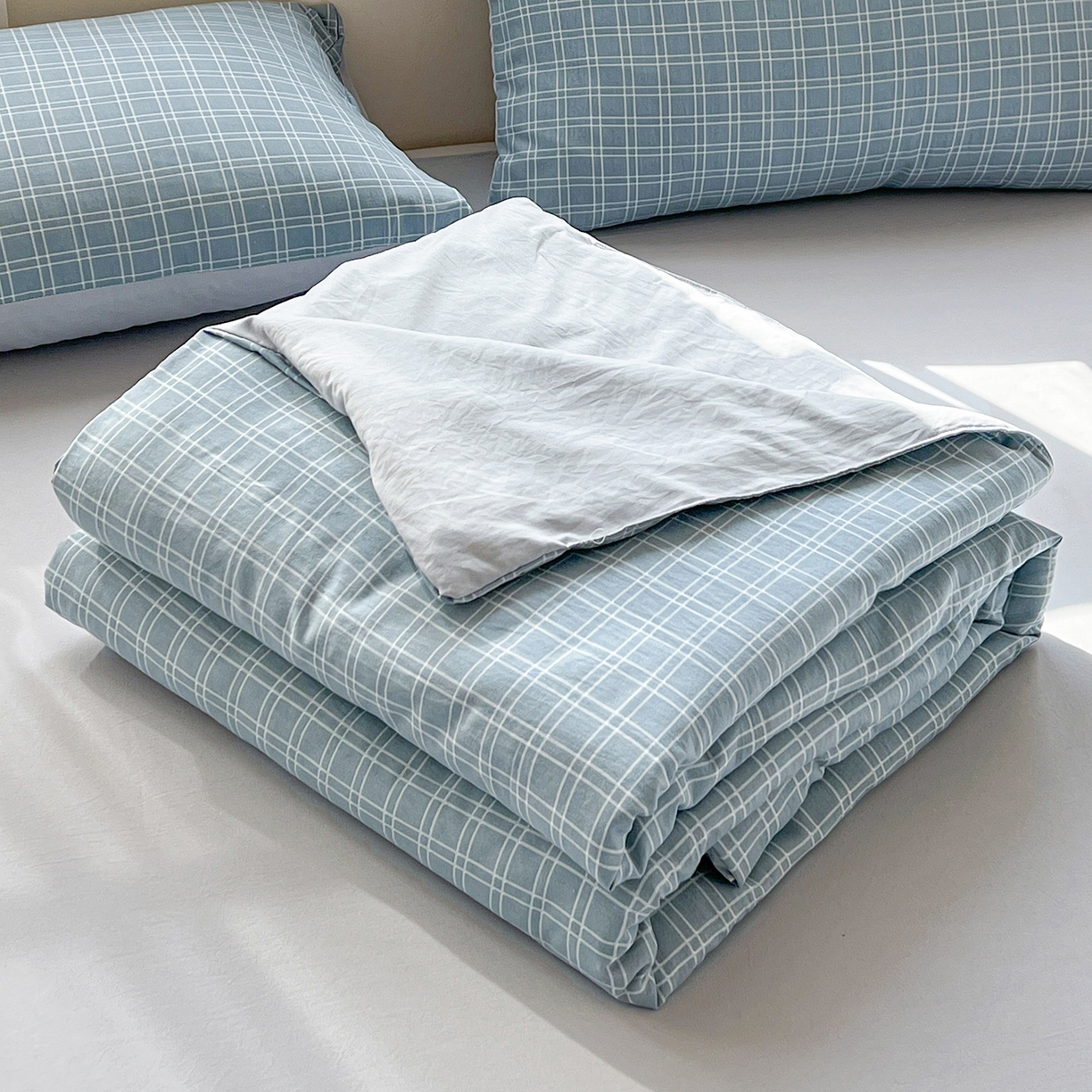 91家纺网 家纺一手货源 找家纺 纽缦家纺 2026新款水洗棉简约格子风夏被 海之声-灰