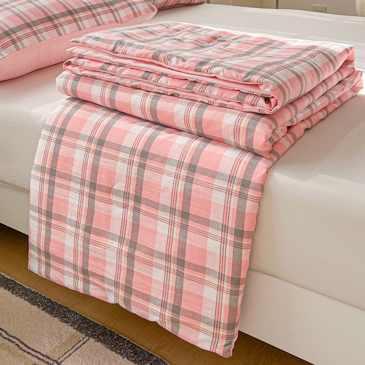 91家纺网 家纺一手货源 找家纺 纽缦家纺 2026新款水洗棉简约格子风夏被 简意-粉