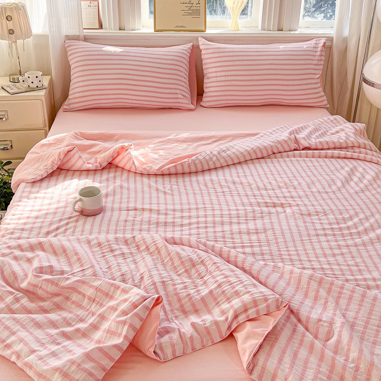 91家纺网 家纺一手货源 找家纺 纽缦家纺 2026新款水洗棉简约格子风夏被 爱慕-粉