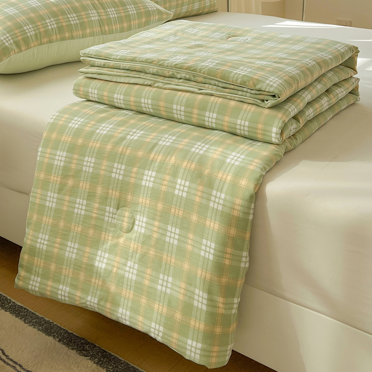 91家纺网 家纺一手货源 找家纺 纽缦家纺 2026新款水洗棉简约格子风夏被 朱颜-绿