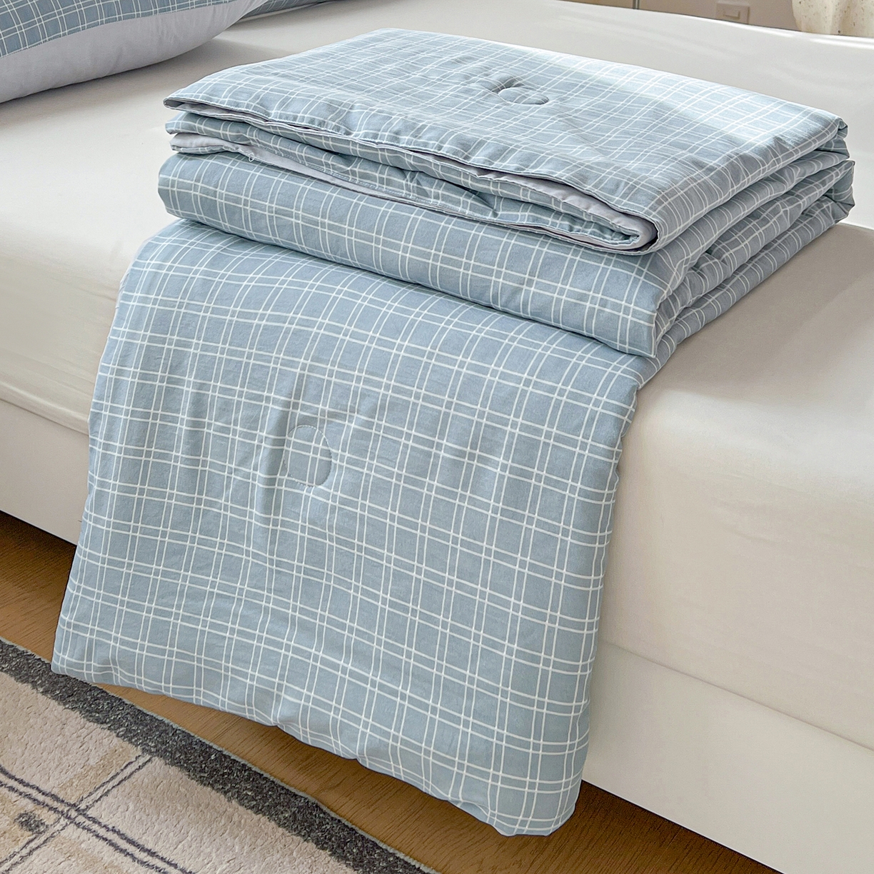 91家纺网 家纺一手货源 找家纺 纽缦家纺 2026新款水洗棉简约格子风夏被 海之声-灰