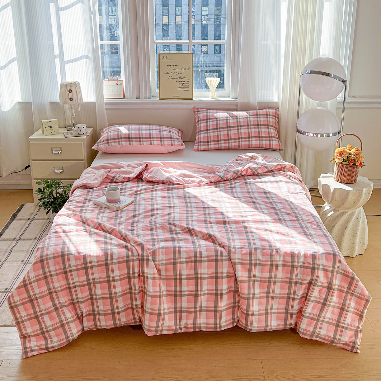 91家纺网 家纺一手货源 找家纺 纽缦家纺 2026新款水洗棉简约格子风夏被 简意-粉