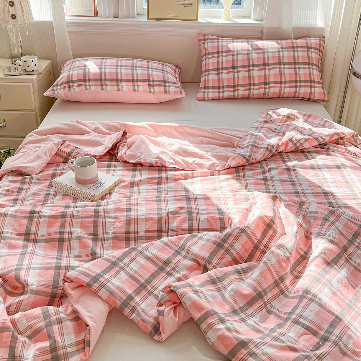 91家纺网 家纺一手货源 找家纺 纽缦家纺 2026新款水洗棉简约格子风夏被 简意-粉