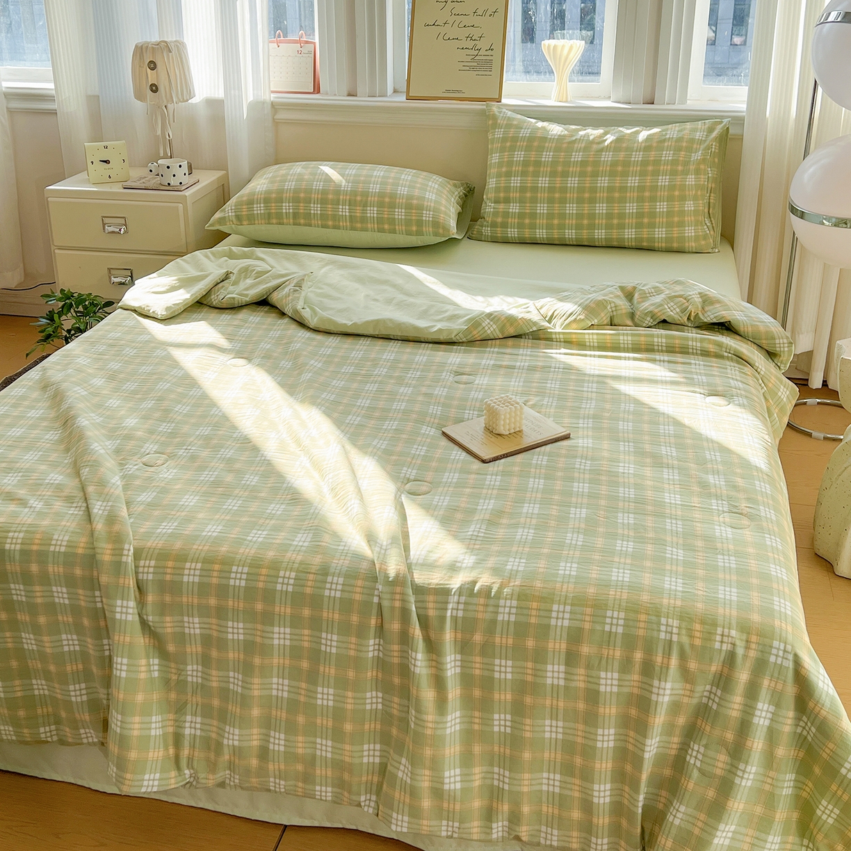 91家纺网 家纺一手货源 找家纺 纽缦家纺 2026新款水洗棉简约格子风夏被 朱颜-绿