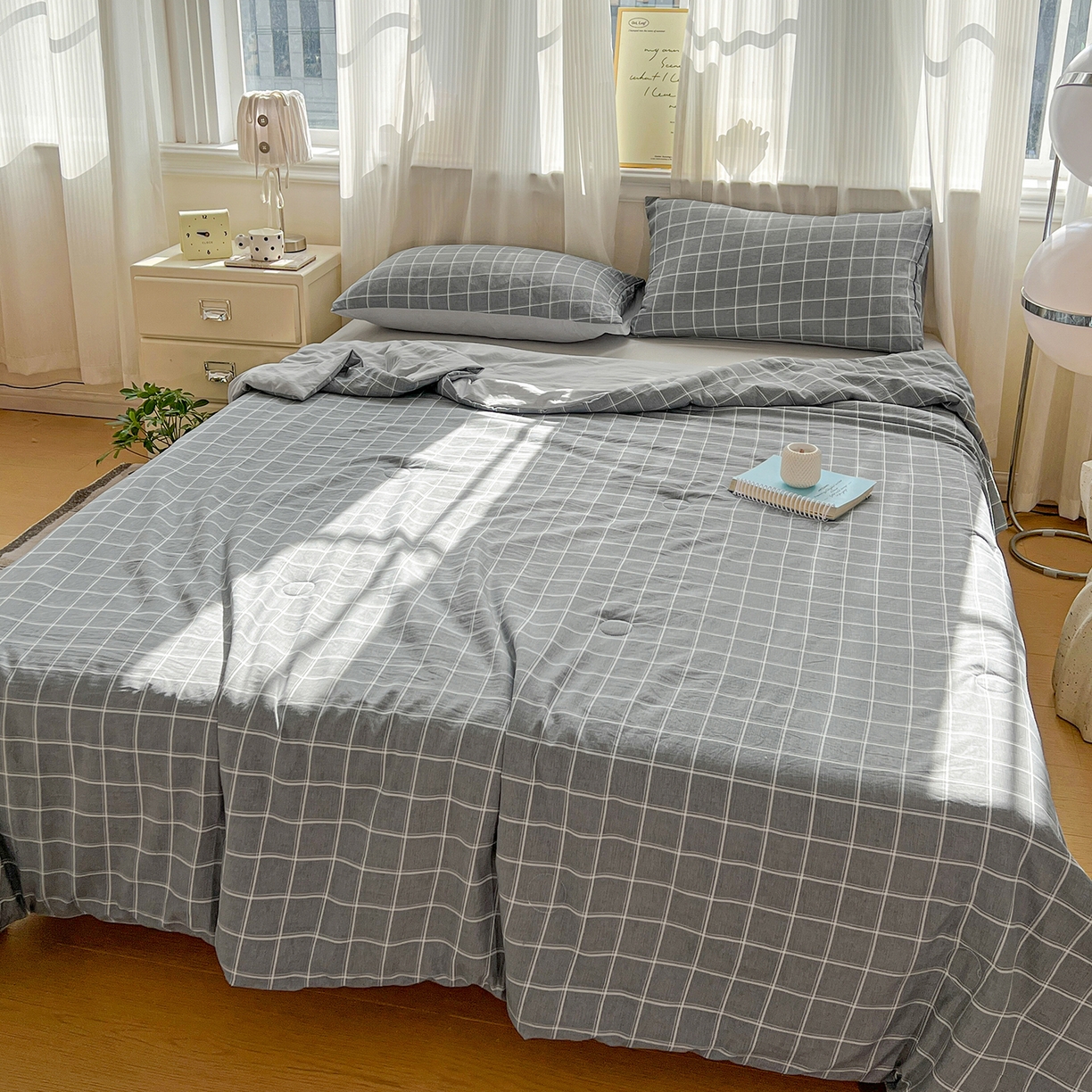 91家纺网 家纺一手货源 找家纺 纽缦家纺 2026新款水洗棉简约格子风夏被 弦韵-灰