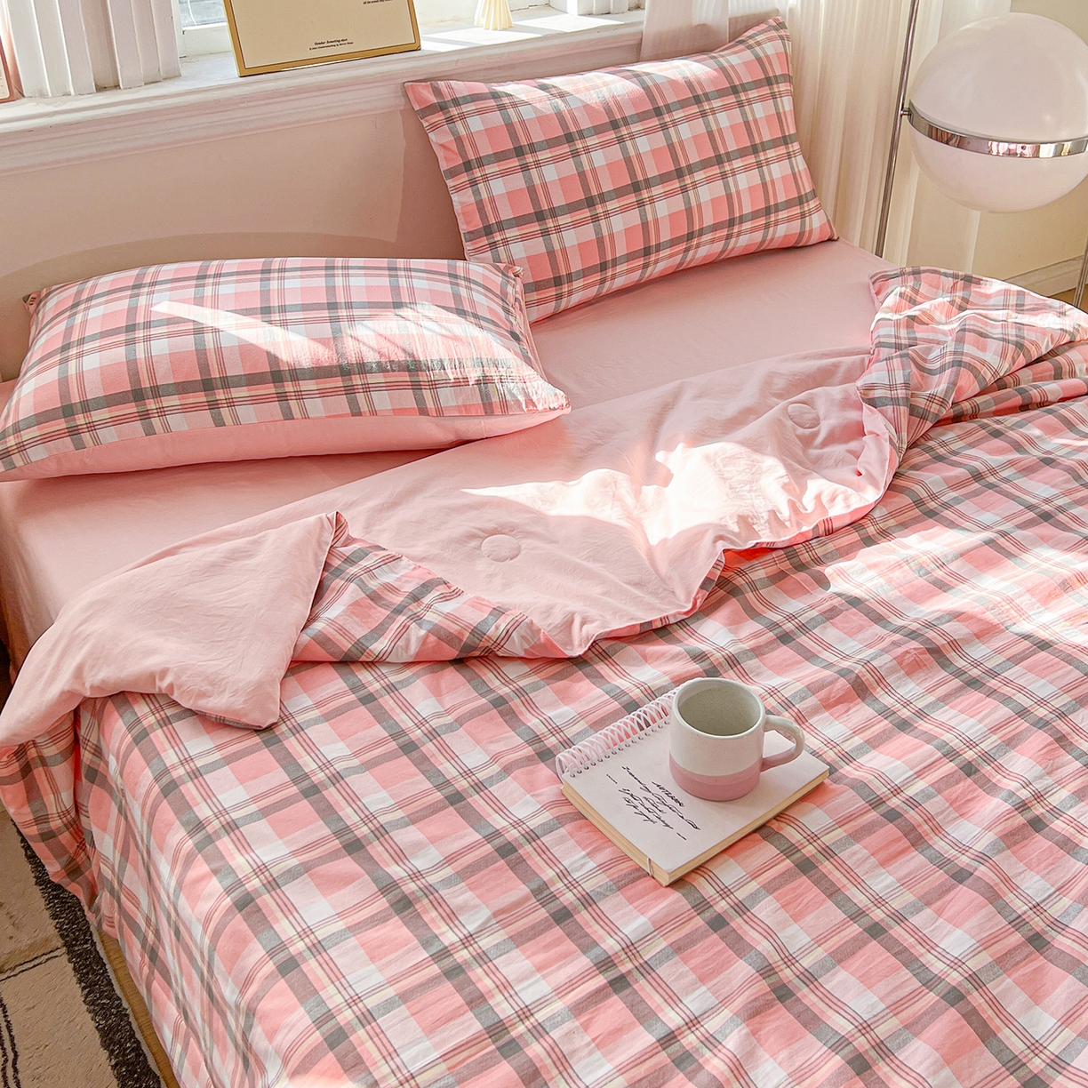 91家纺网 家纺一手货源 找家纺 纽缦家纺 2026新款水洗棉简约格子风夏被 简意-粉