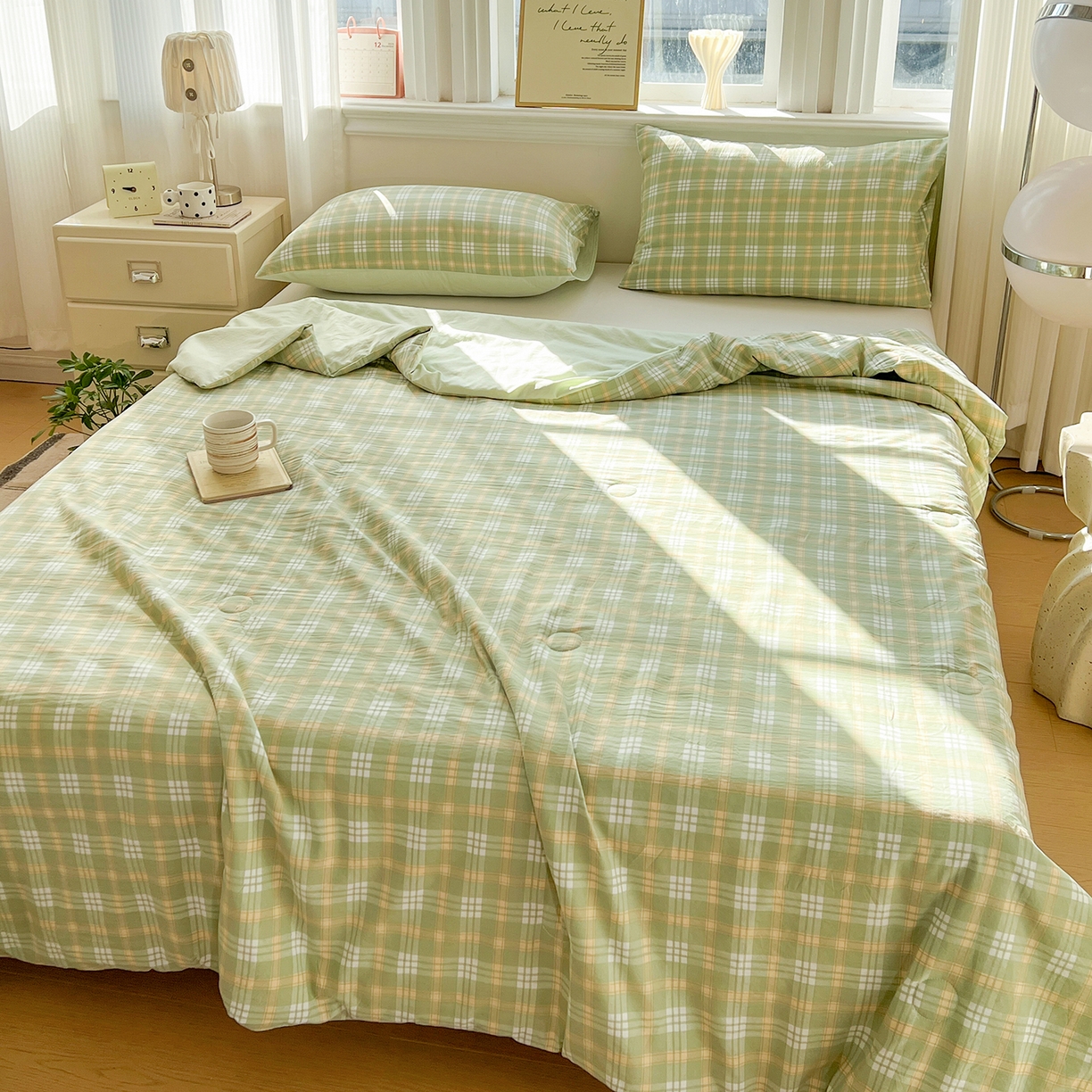 91家纺网 家纺一手货源 找家纺 纽缦家纺 2026新款水洗棉简约格子风夏被 朱颜-绿