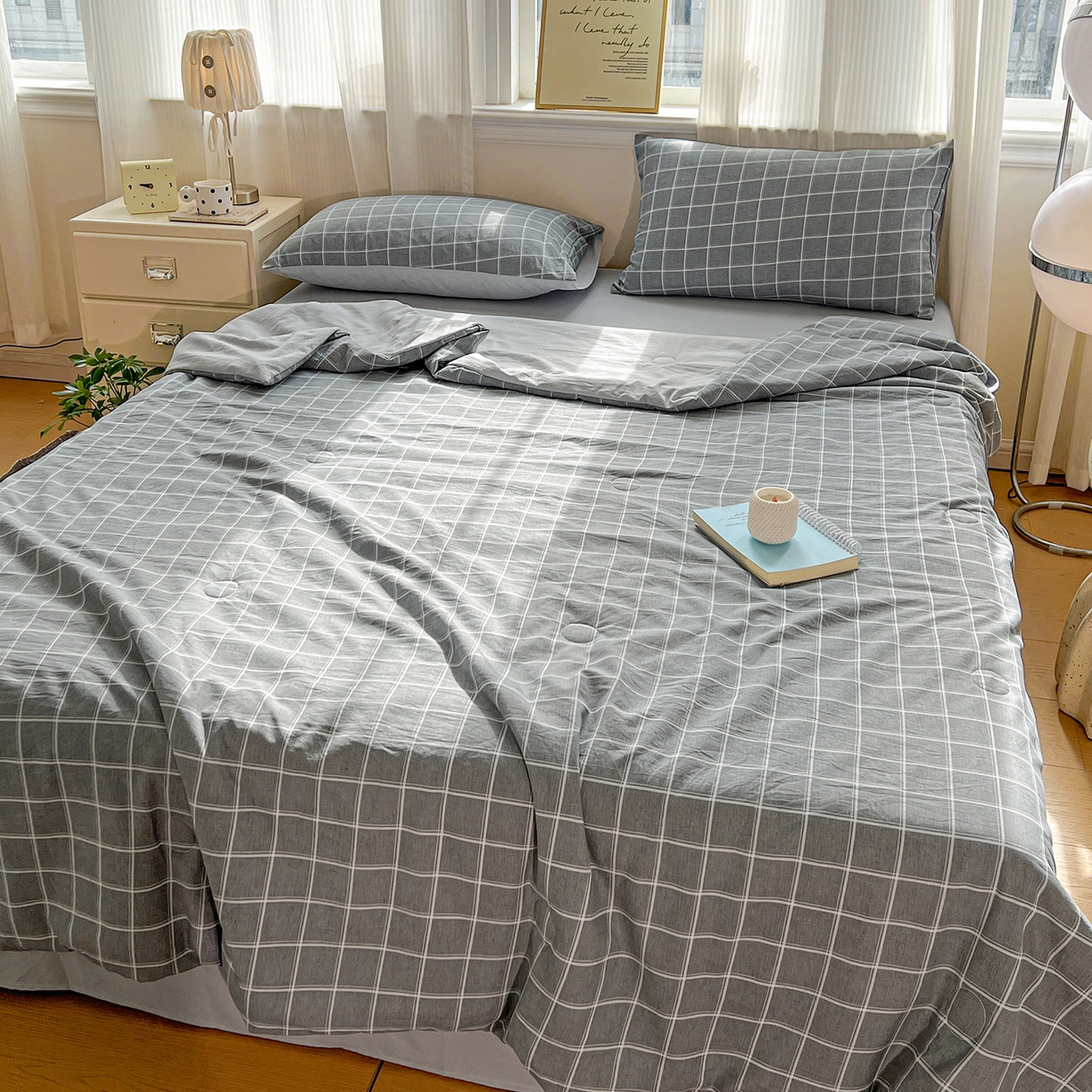 91家纺网 家纺一手货源 找家纺 纽缦家纺 2026新款水洗棉简约格子风夏被 弦韵-灰