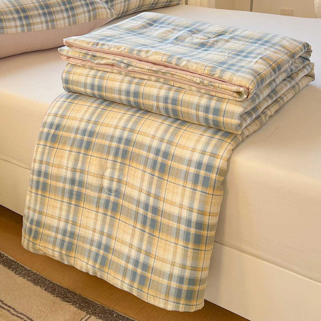 91家纺网 家纺一手货源 找家纺 纽缦家纺 2026新款水洗棉简约格子风夏被 临风