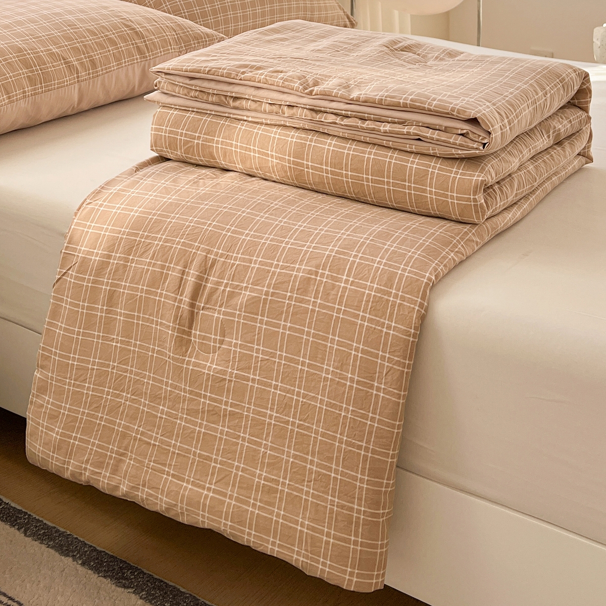 91家纺网 家纺一手货源 找家纺 纽缦家纺 2026新款水洗棉简约格子风夏被 海之声咖