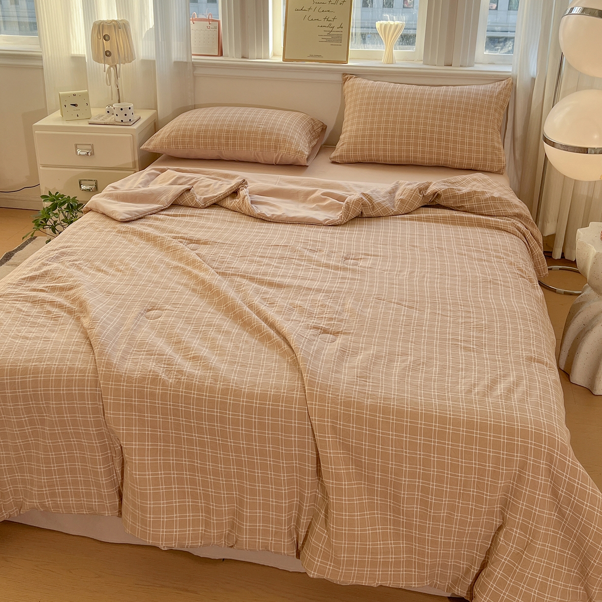 91家纺网 家纺一手货源 找家纺 纽缦家纺 2026新款水洗棉简约格子风夏被 海之声咖