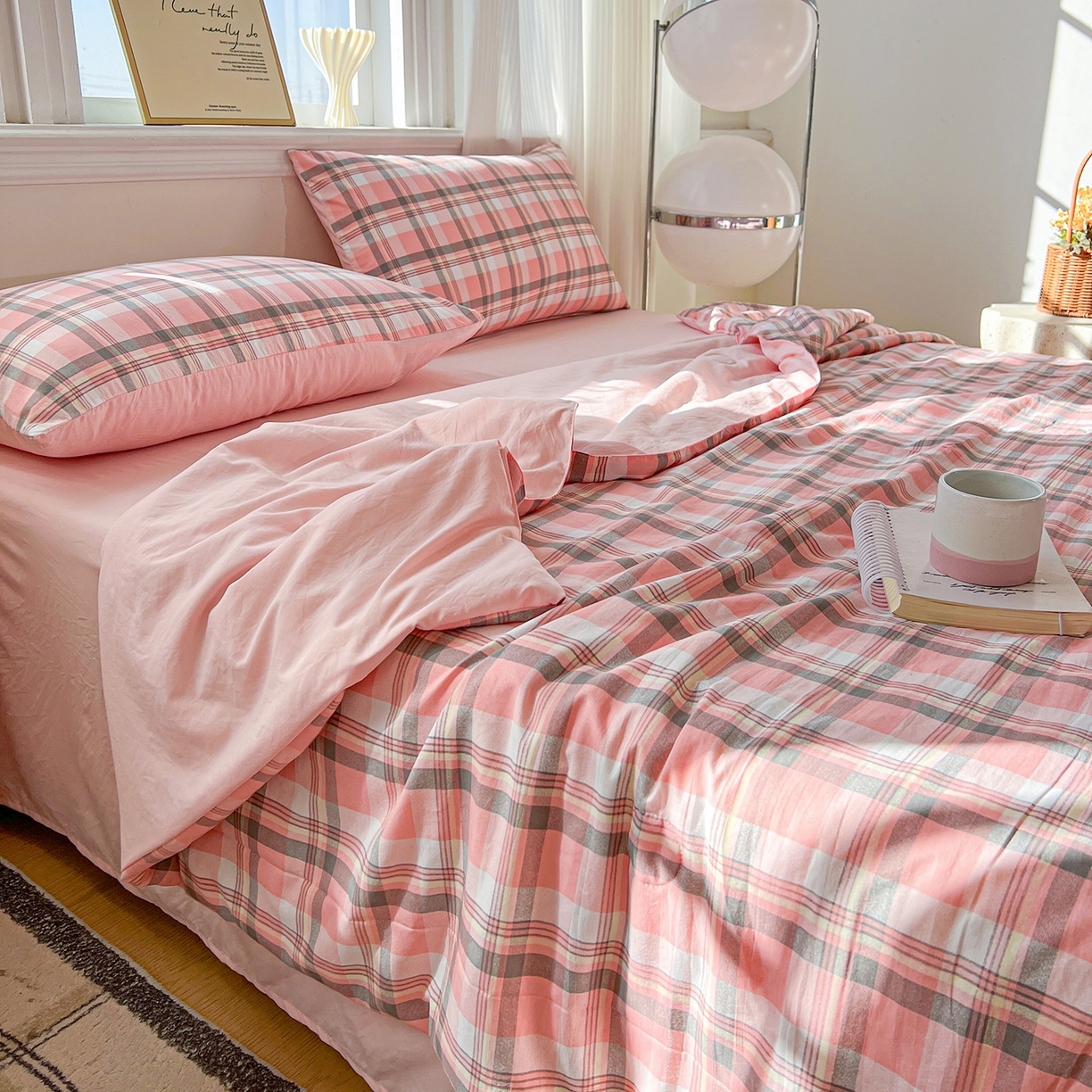 91家纺网 家纺一手货源 找家纺 纽缦家纺 2026新款水洗棉简约格子风夏被 简意-粉